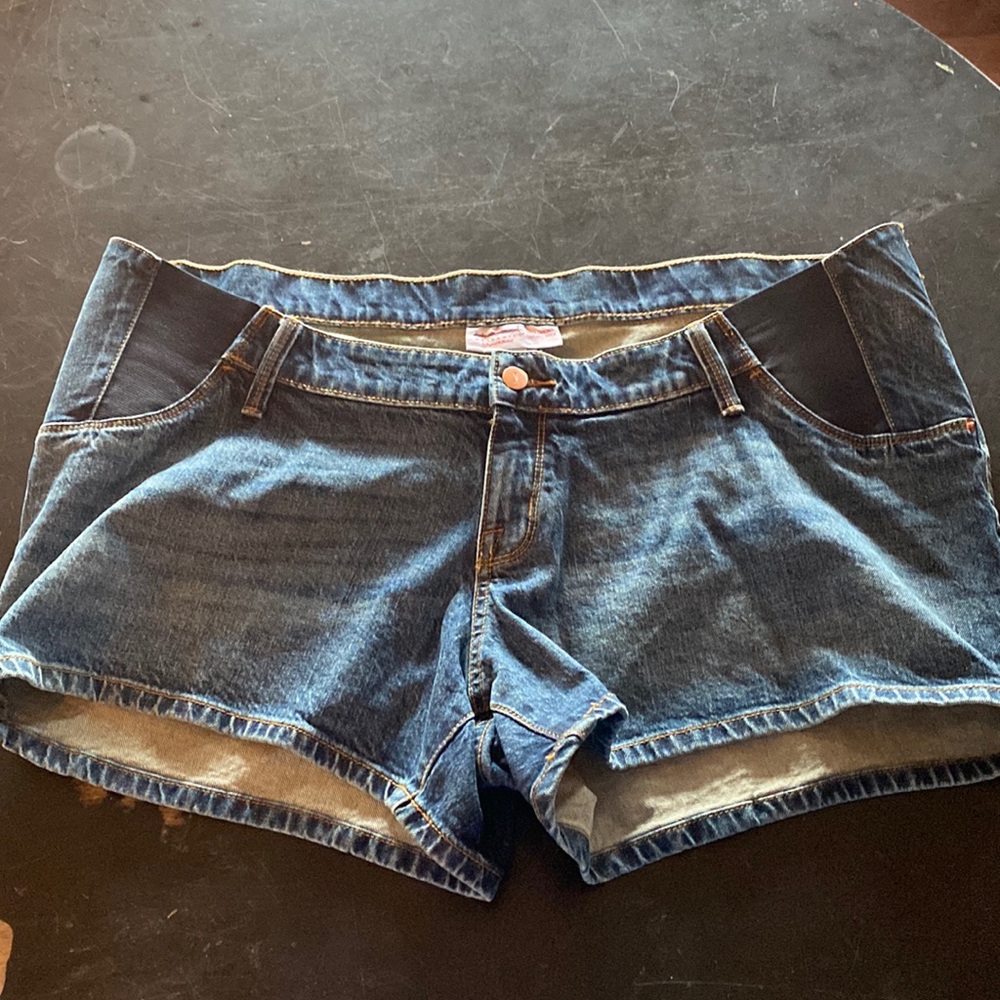 Maternity shorts nwt